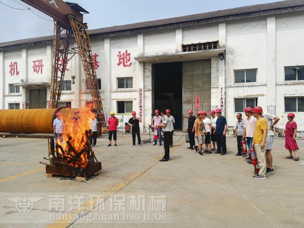 教官（guān）講解幹粉滅火器（qì）使用方法