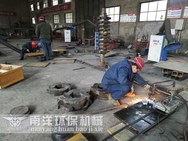 撕碎機製造（zào）現場