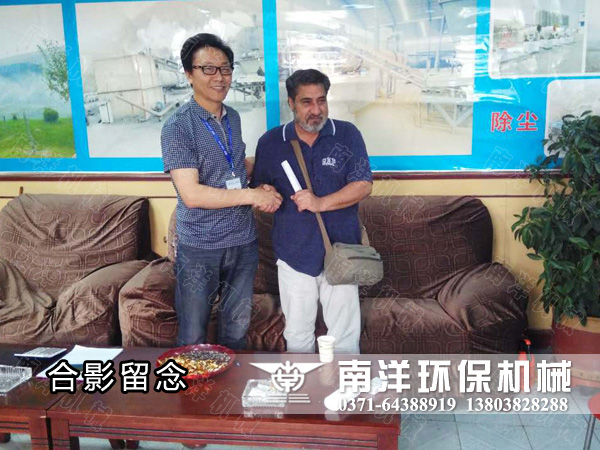 與外（wài）商合影留念