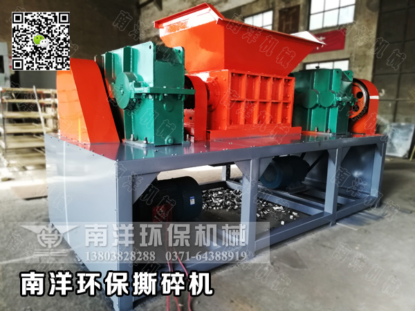 客戶定製的（de）大型（xíng）木材（cái）撕（sī）碎機發貨交付